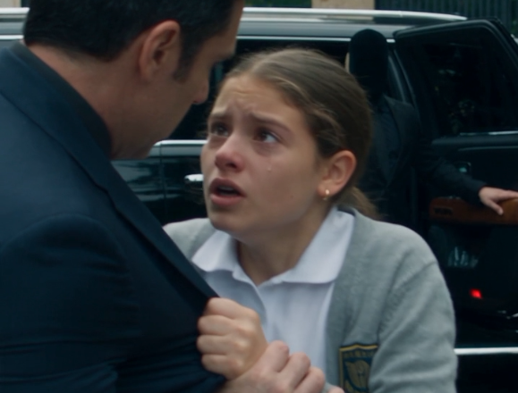 La bambina gli afferrò il braccio e sussurrò: «Non salire su quella macchina» — Ciò che rivelò cambiò tutto