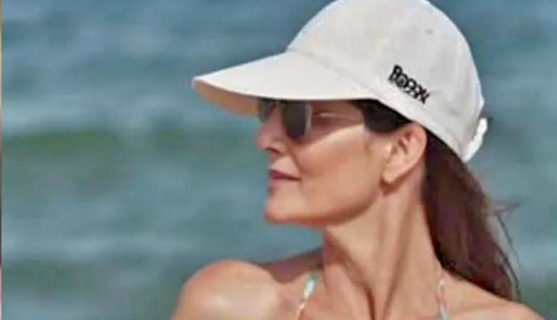 FIDUCIA SENZA TEMPO: L’ELEGANZA DI UNA DONNA MATURA IN COSTUME DA BAGNO