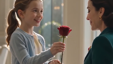 Una bambina le offrì una rosa in hotel. Quando Elena vide l’anello della madre, capì che la sua vita stava per cambiare